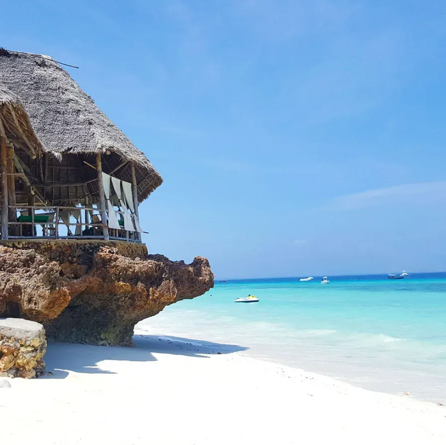 Ilustracja do odpowiedzi: Czy lepiej wybrać hotel na północy Zanzibaru czy na wschodnim wybrzeżu?