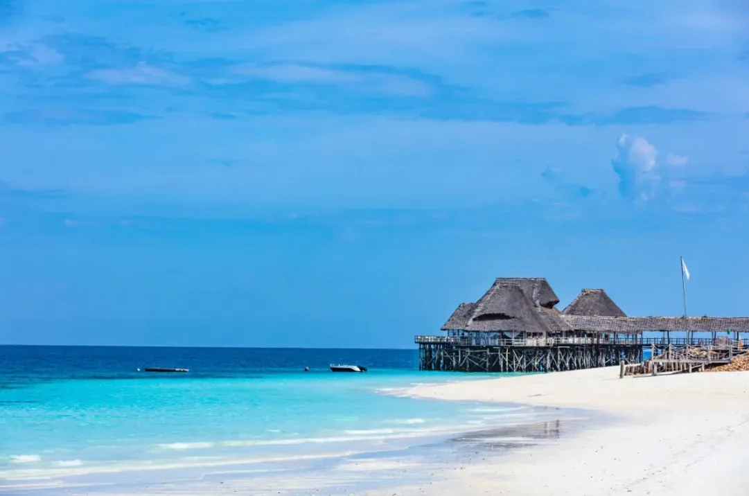 Ilustracja do odpowiedzi: Czy lepiej wybrać hotel na północy Zanzibaru czy na wschodnim wybrzeżu?