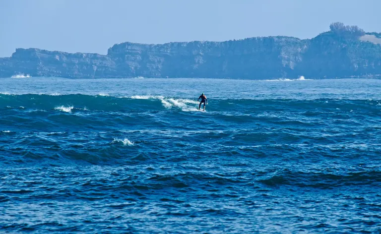Surfer na fali przy wyspie Ngor