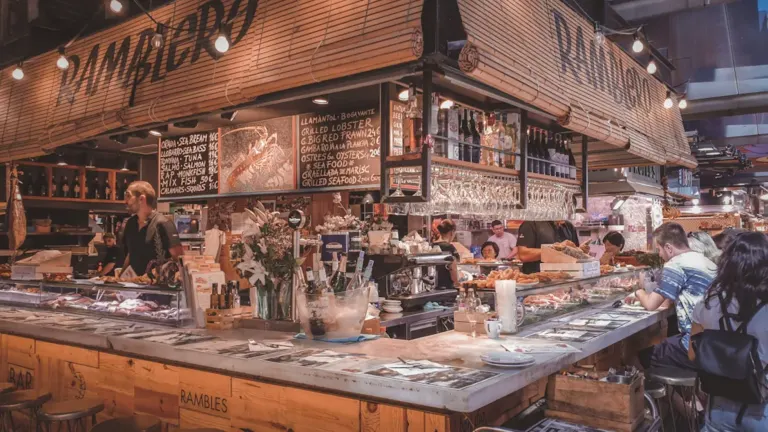 Kolorowe stoiska na targu La Boqueria