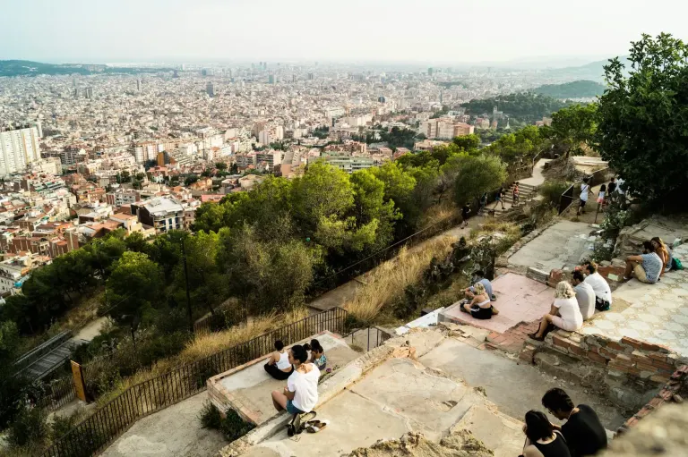 Turyści podziwiający panoramę Barcelony z bunkrów Carmel
