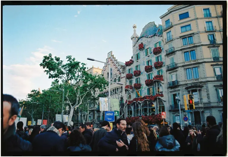 Fasada Casa Batlló pełna kolorowych mozaik