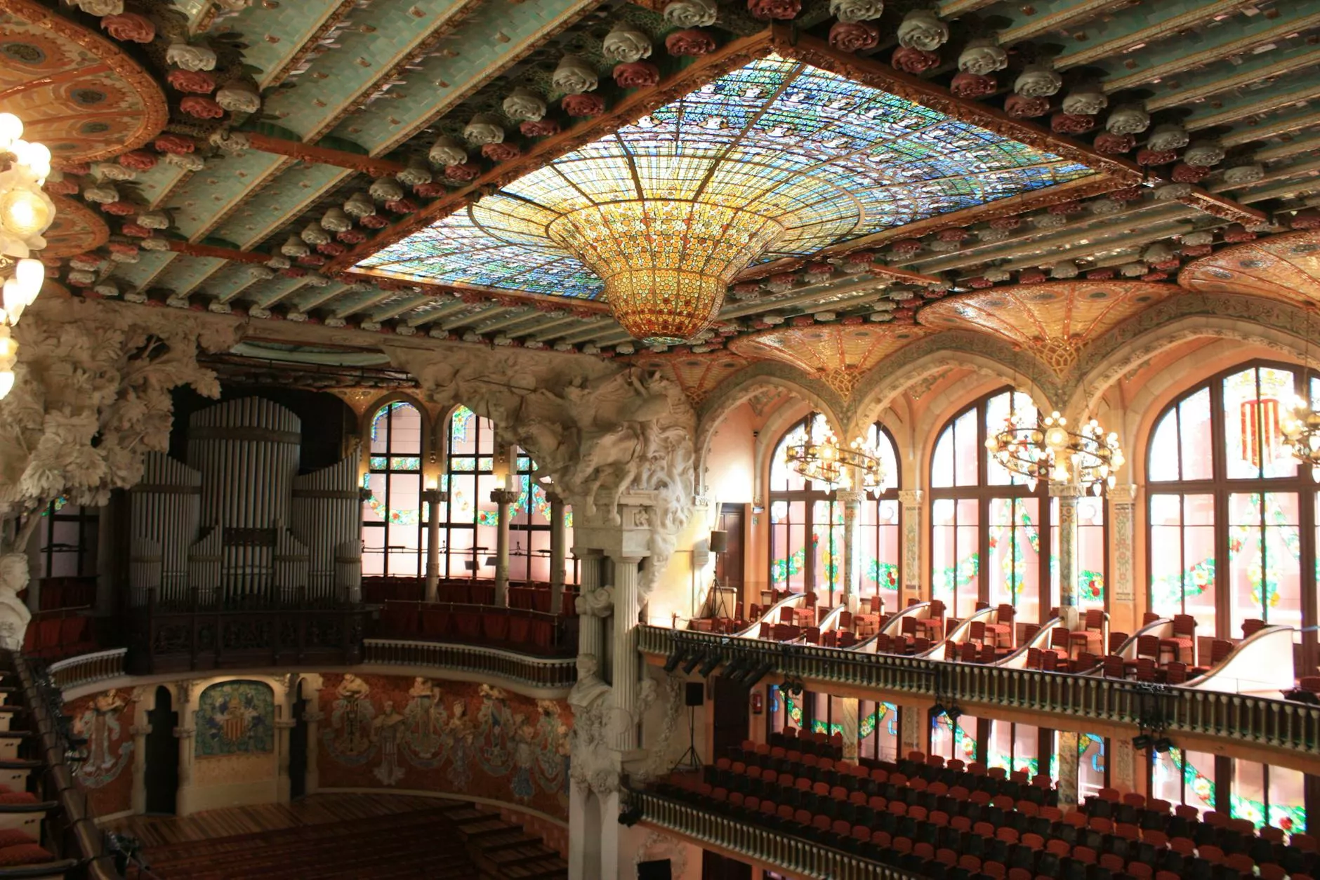 Sklepienie sali koncertowej Palau de la Música Catalana