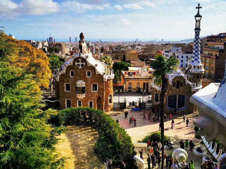 Mozaikowe ławki Parku Güell z panoramą Barcelony