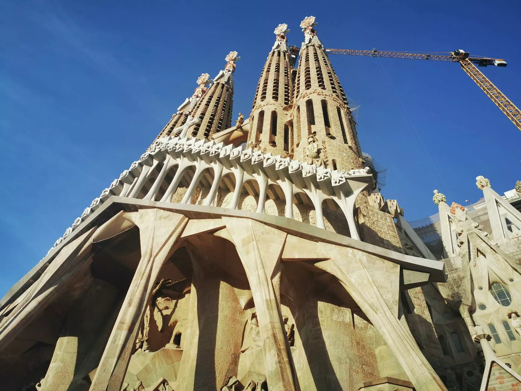 Sagrada Família z wieżami wznoszącymi się nad Barceloną