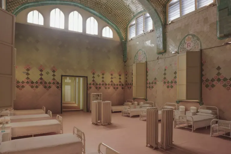 Kolorowe wnętrze pawilonu w Hospital de Sant Pau