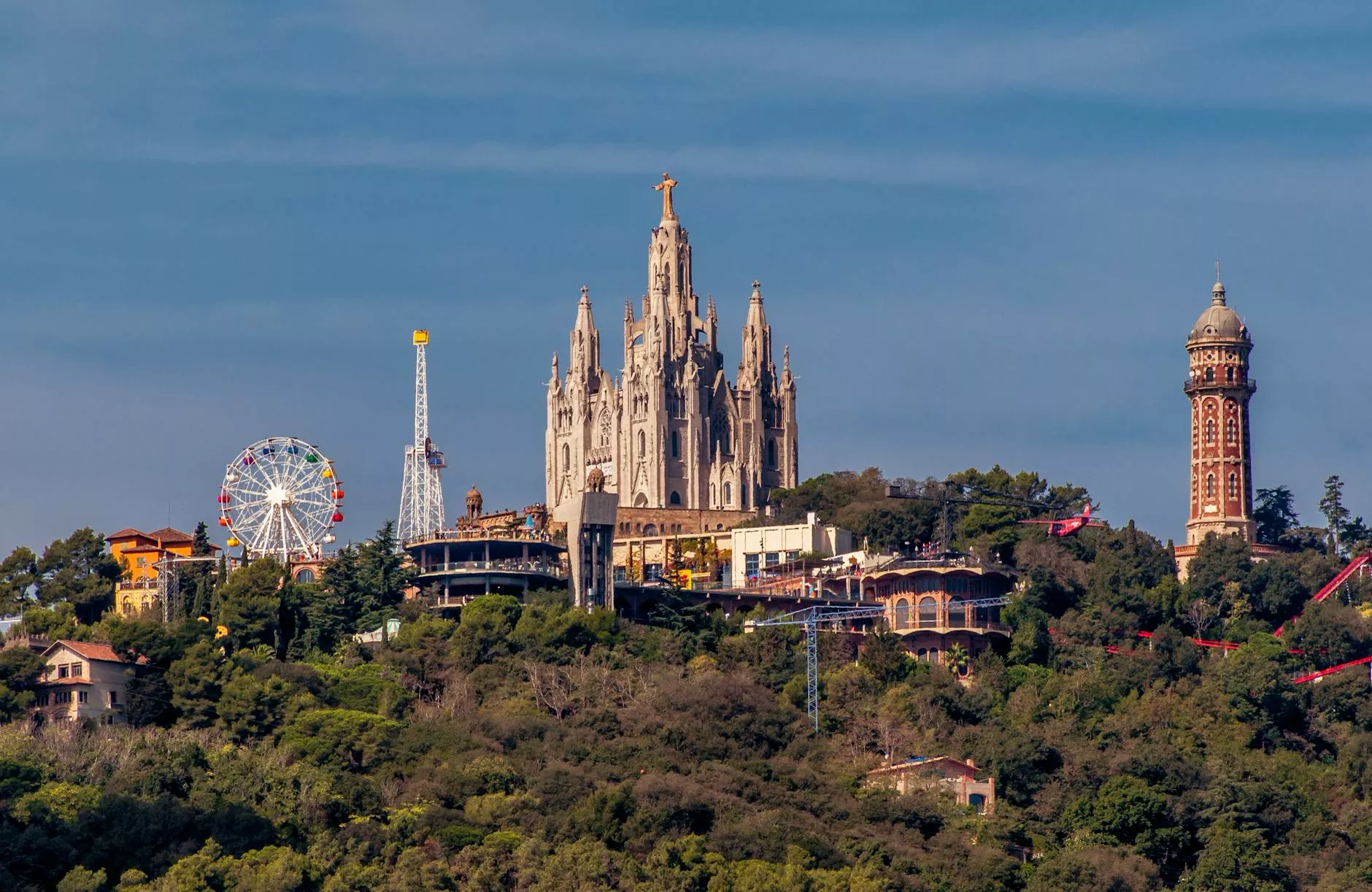Widok na bazylikę Tibidabo i park rozrywki na szczycie wzgórza