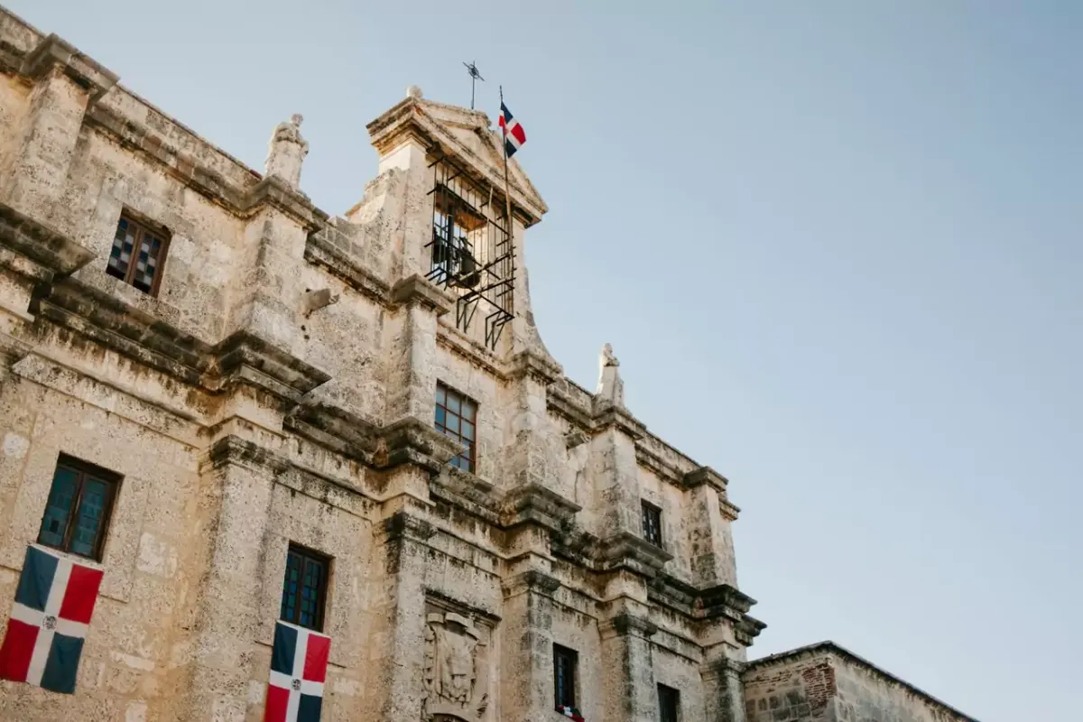 Kolonialne kamienice w historycznym centrum Santo Domingo o zachodzie słońca