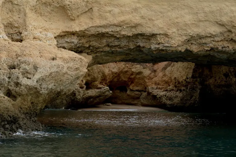 Naturalne łuki skalne i jaskinie na przylądku Cape Greco