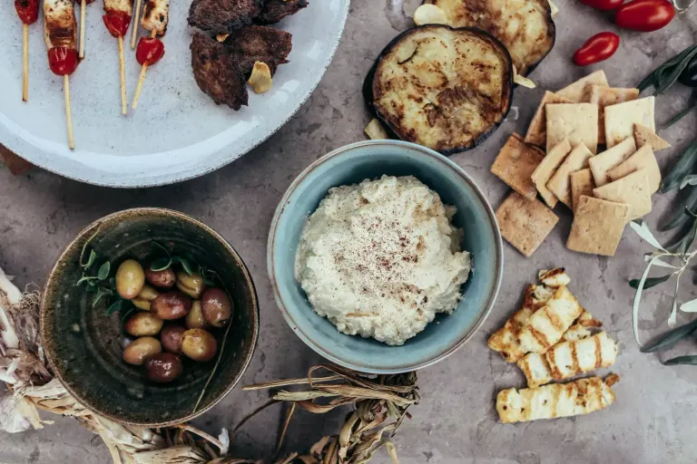 Stół pełen cypryjskiego meze