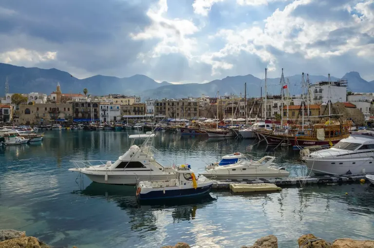 Jachty zacumowane w zabytkowym porcie Kyrenia