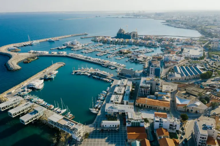 Aerialny widok na Limassol Marinę z jachtami
