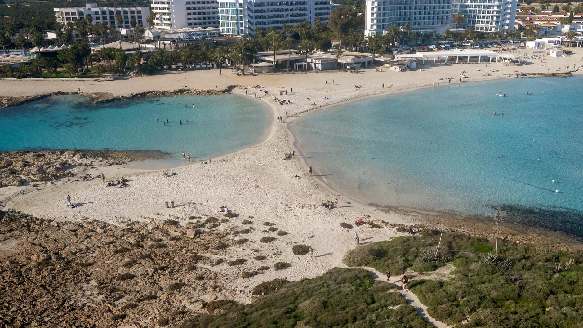 Panorama Nissi Beach z turkusową wodą w Ayia Napa