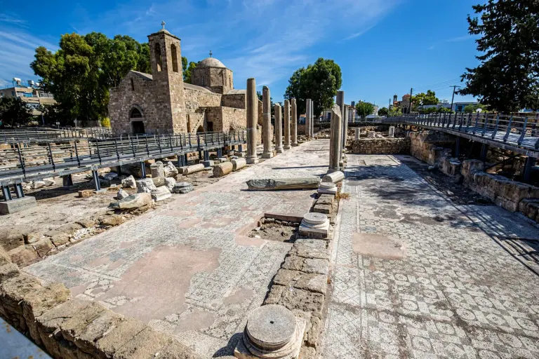 Kolumny i ruiny w parku archeologicznym Kato Pafos