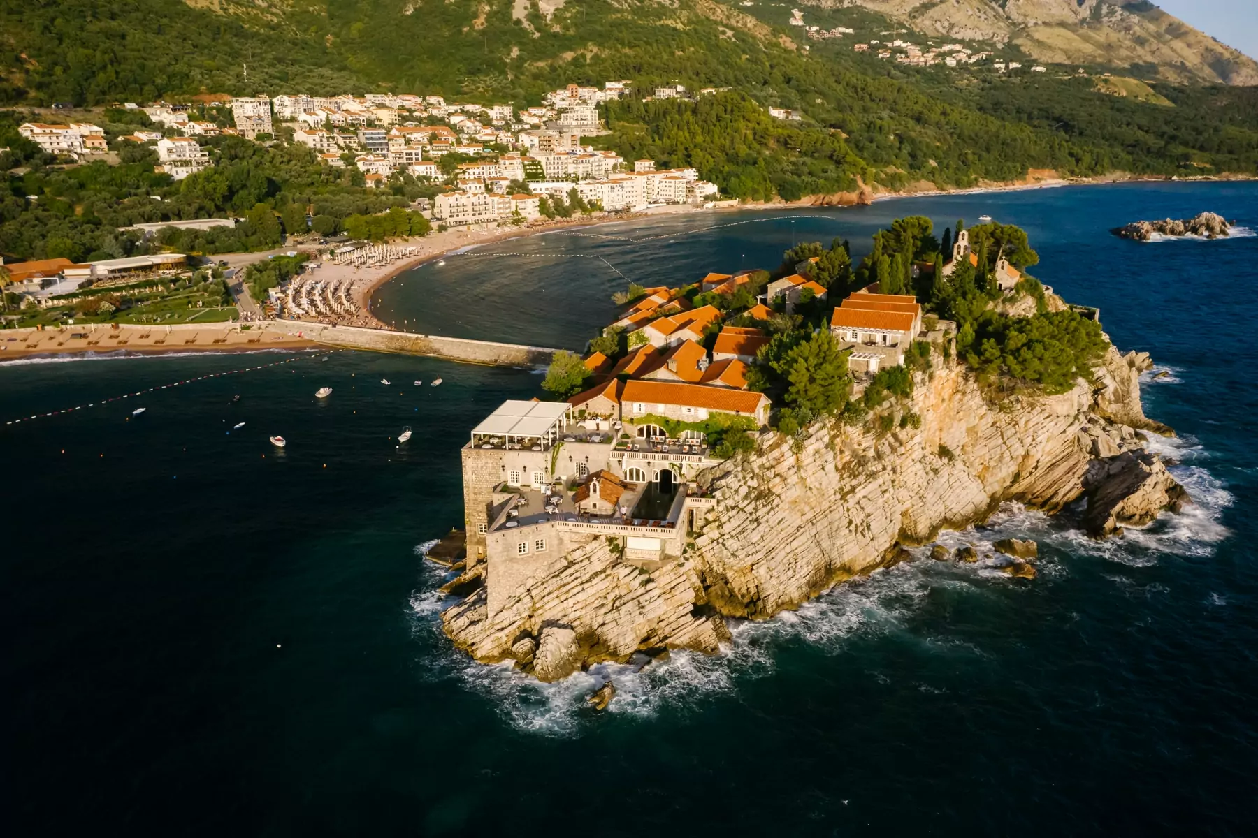 Wyspa Sveti Stefan połączona wąską groblą z plażą