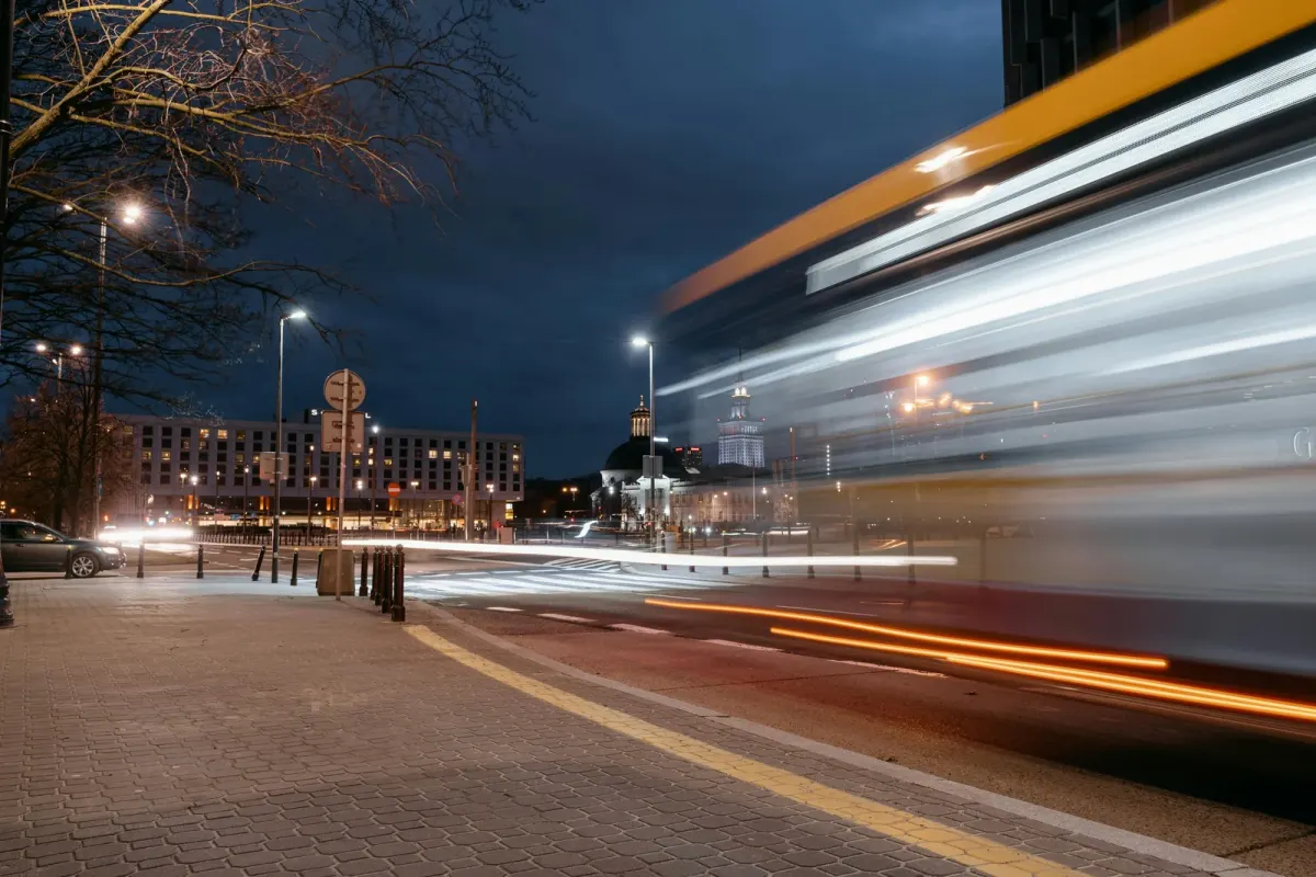 Nocny autobus na oświetlonej ulicy w centrum miasta