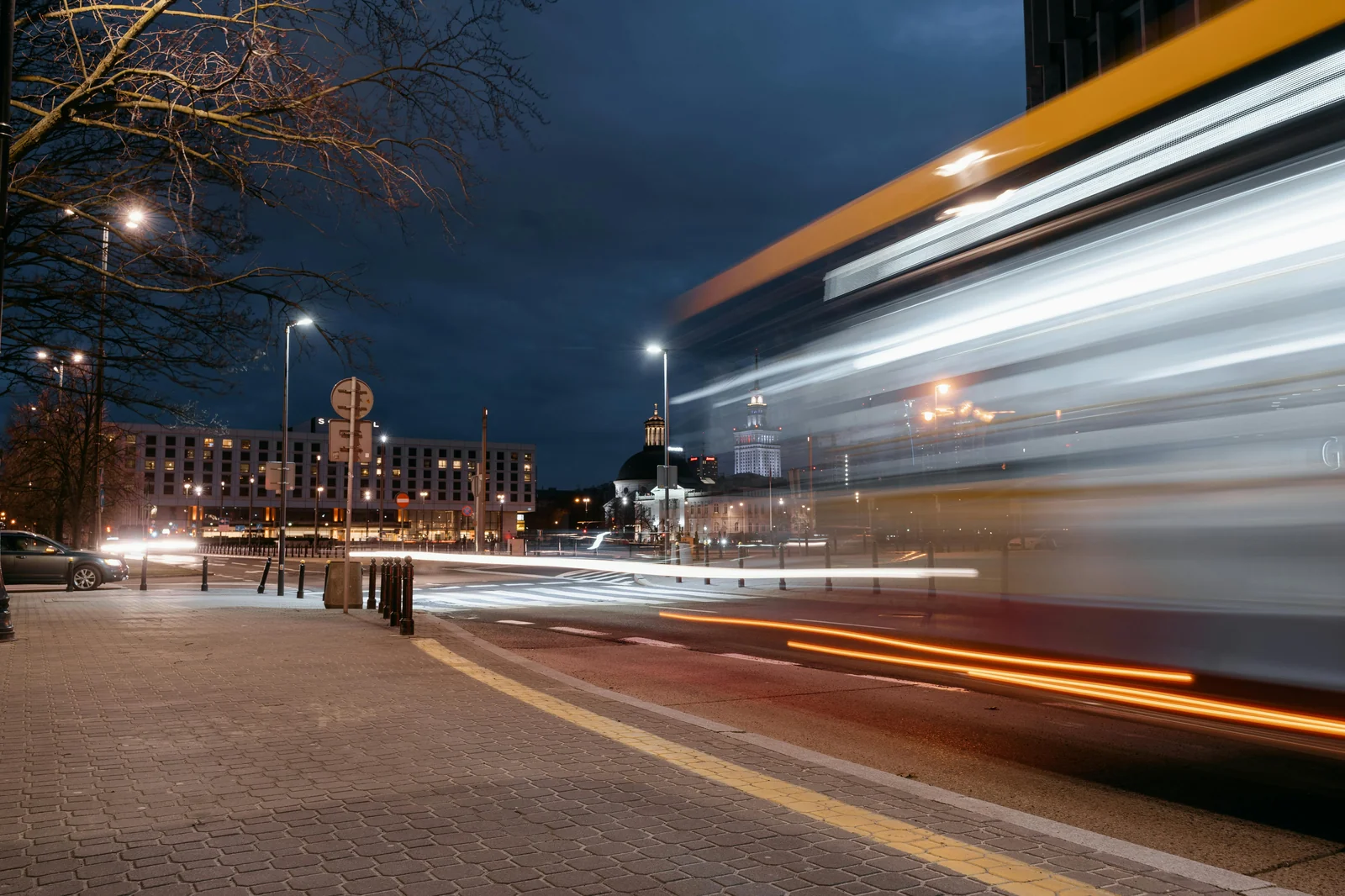 Dojazd na poranne wyloty (3:00–6:00): najtańsze i najszybsze opcje z polskich miast 2025