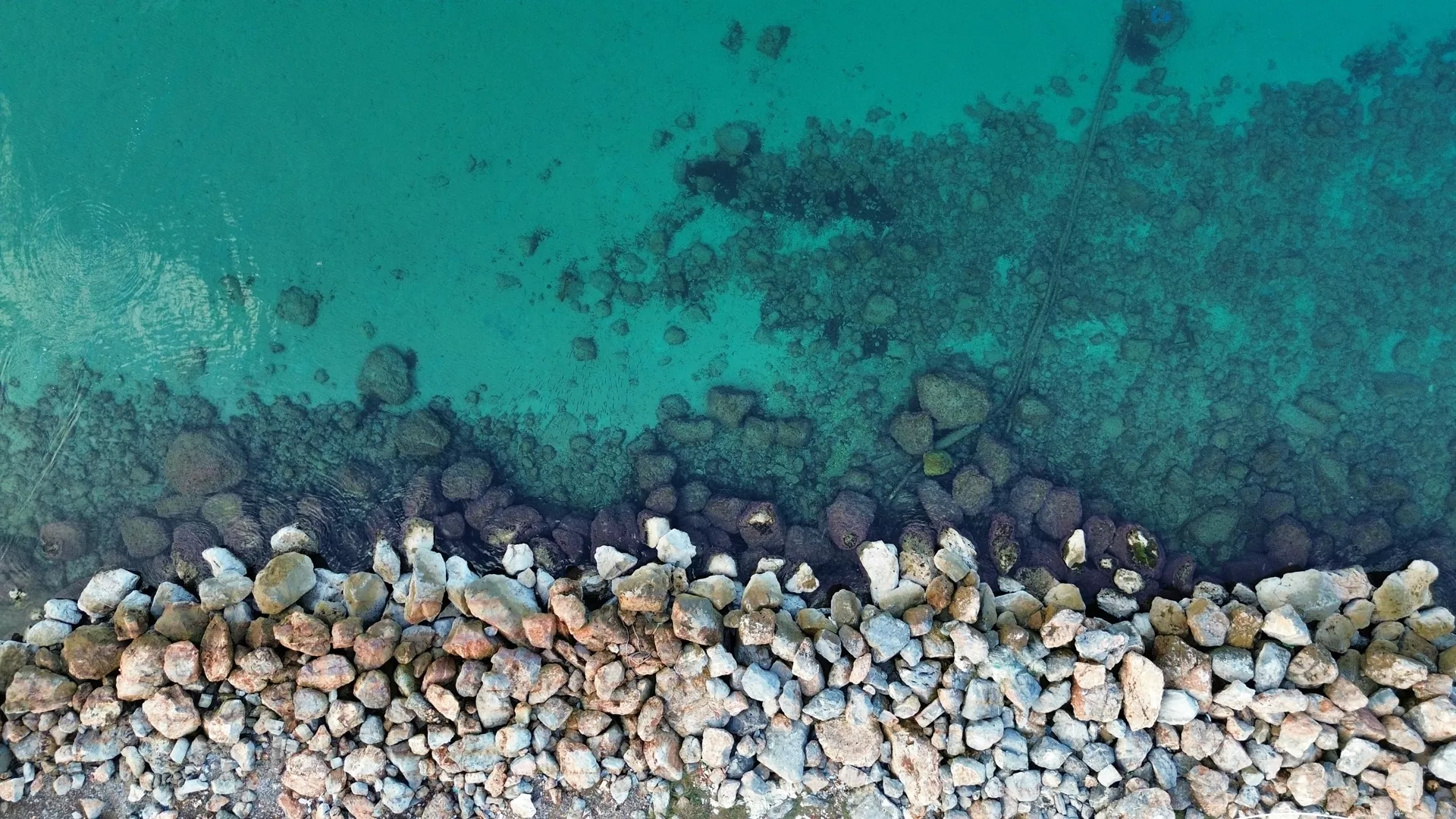 Aerialny widok skalistej linii brzegowej i turkusowej wody