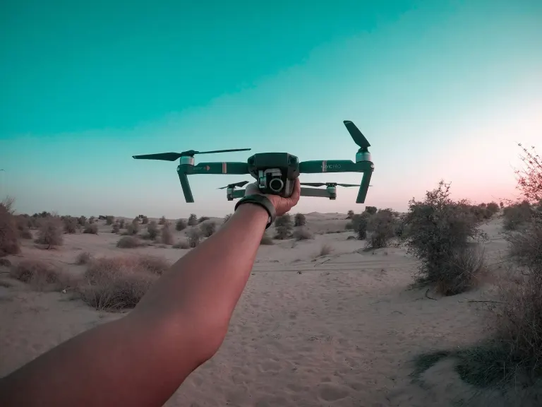 Dron na wakacjach: gdzie wolno, gdzie nie — zasady i bezpieczne scenariusze dla turystów