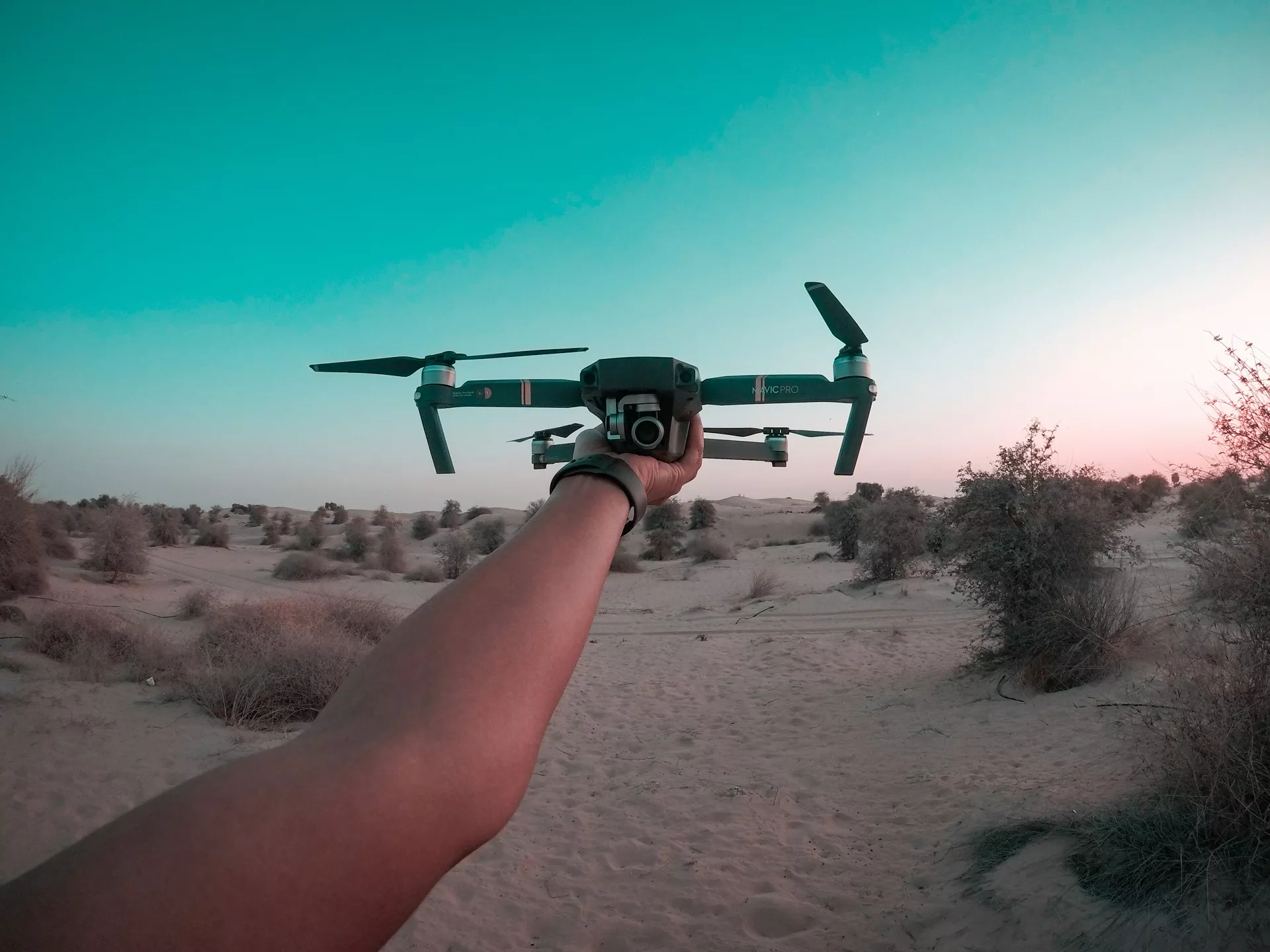 Dron na wakacjach: gdzie wolno, gdzie nie — zasady i bezpieczne scenariusze dla turystów