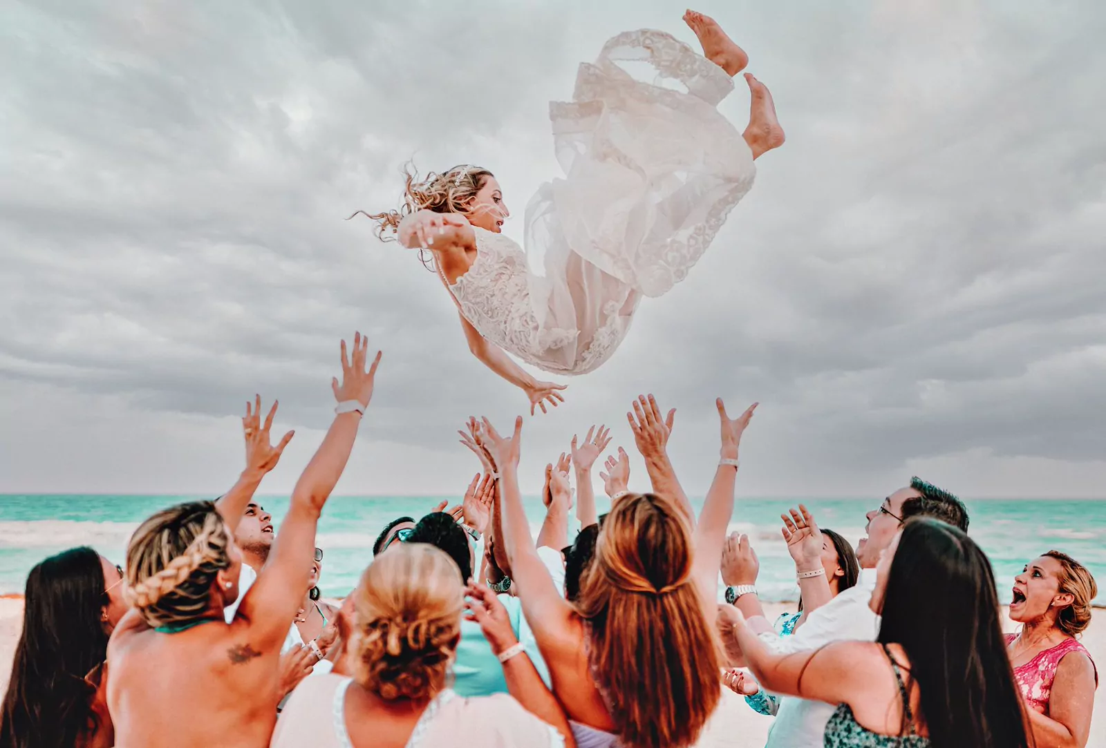 Plaża w Cancún z turkusową wodą i rodzinnym parasolem