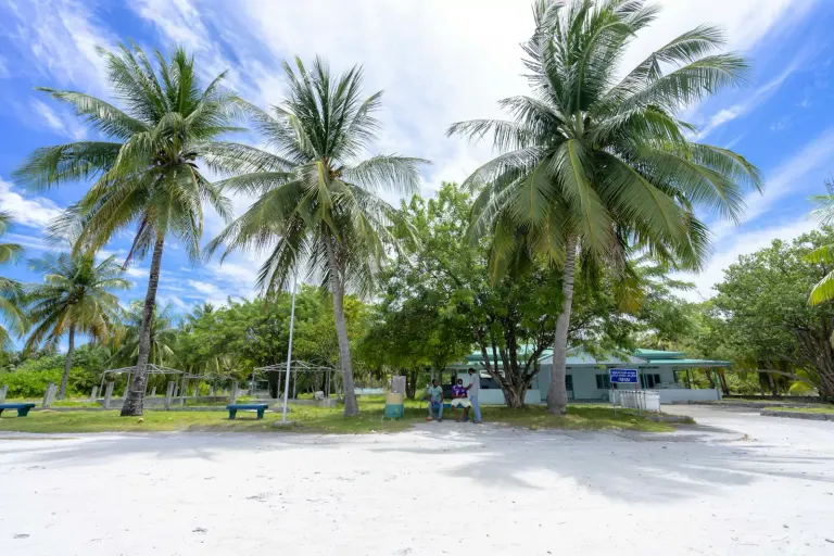 Basen typu infinity na Mauritiusie z widokiem na plażę