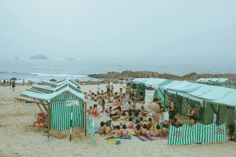 Rodzina budująca zamek z piasku na plaży w Punta Cana