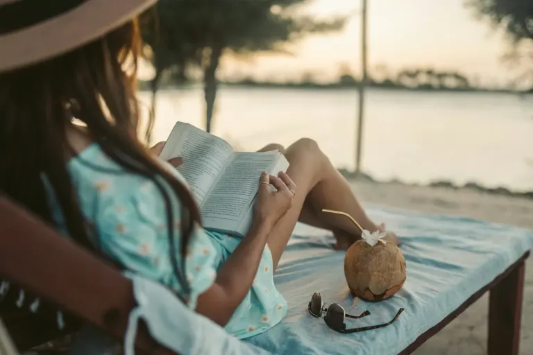 Rodzina spacerująca o zachodzie słońca po plaży na Zanzibarze
