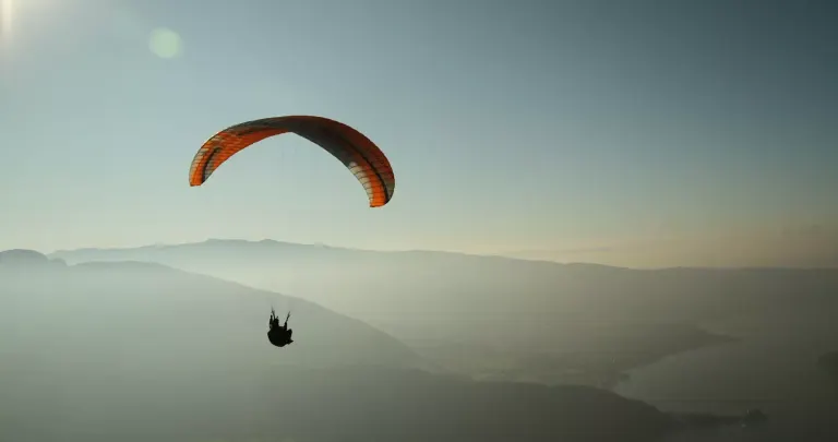 Paralotniarz nad Jeziorem Annecy