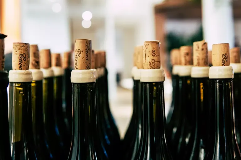 Butelki wina przygotowane do leżakowania w Bordeaux