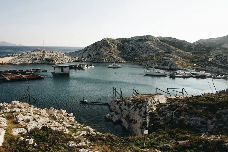 Łodzie zakotwiczone w jasnej zatoce Calanques