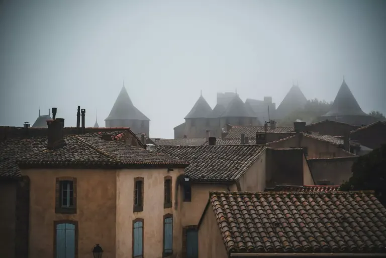 Wieże średniowiecznej Carcassonne o poranku