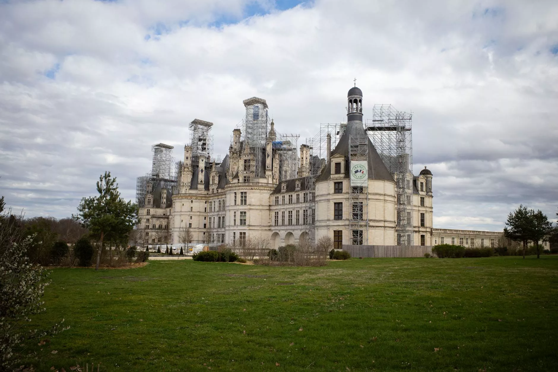 Château de Chambord otoczony parkiem