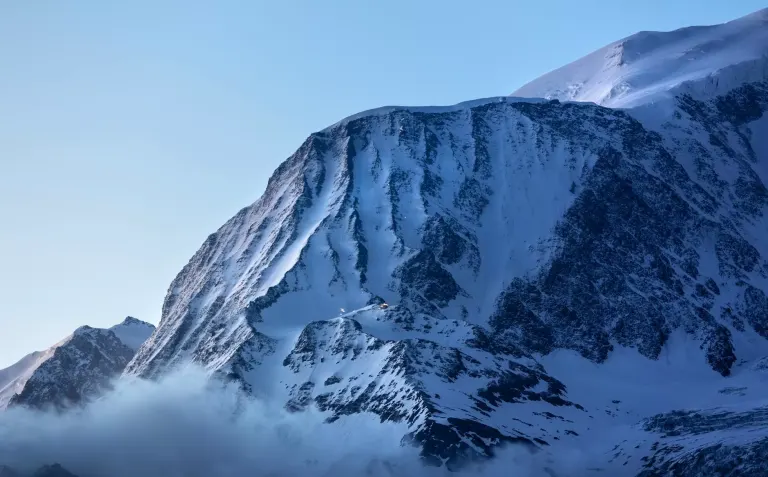 Zaśnieżone szczyty Mont Blanc widziane z doliny Chamonix