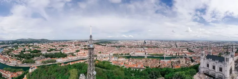 Panorama Lyonu z bazyliką Notre-Dame de Fourvière
