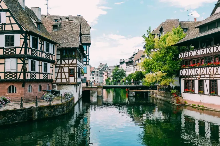 Kanał La Petite France w Strasbourgu z kolorowymi domami