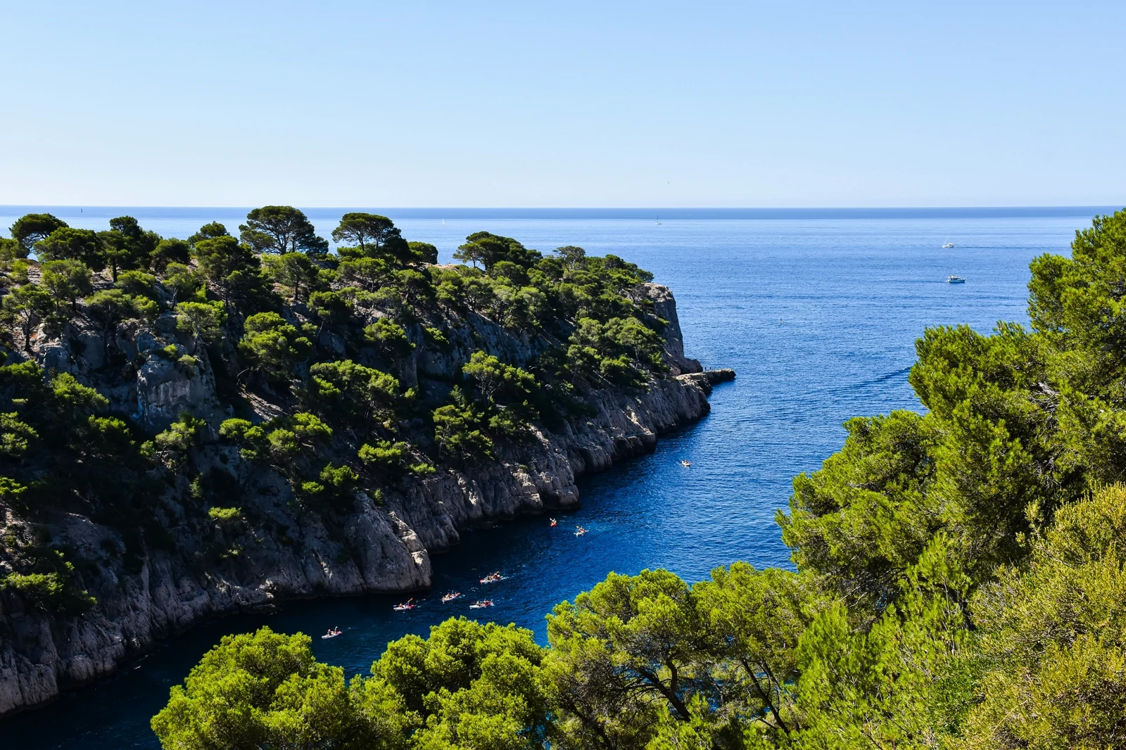 Błękitne wody i wapienne klify Calanques w pobliżu Cassis