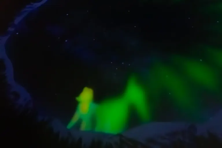Zorza polarna nad Rovaniemi w Finlandii