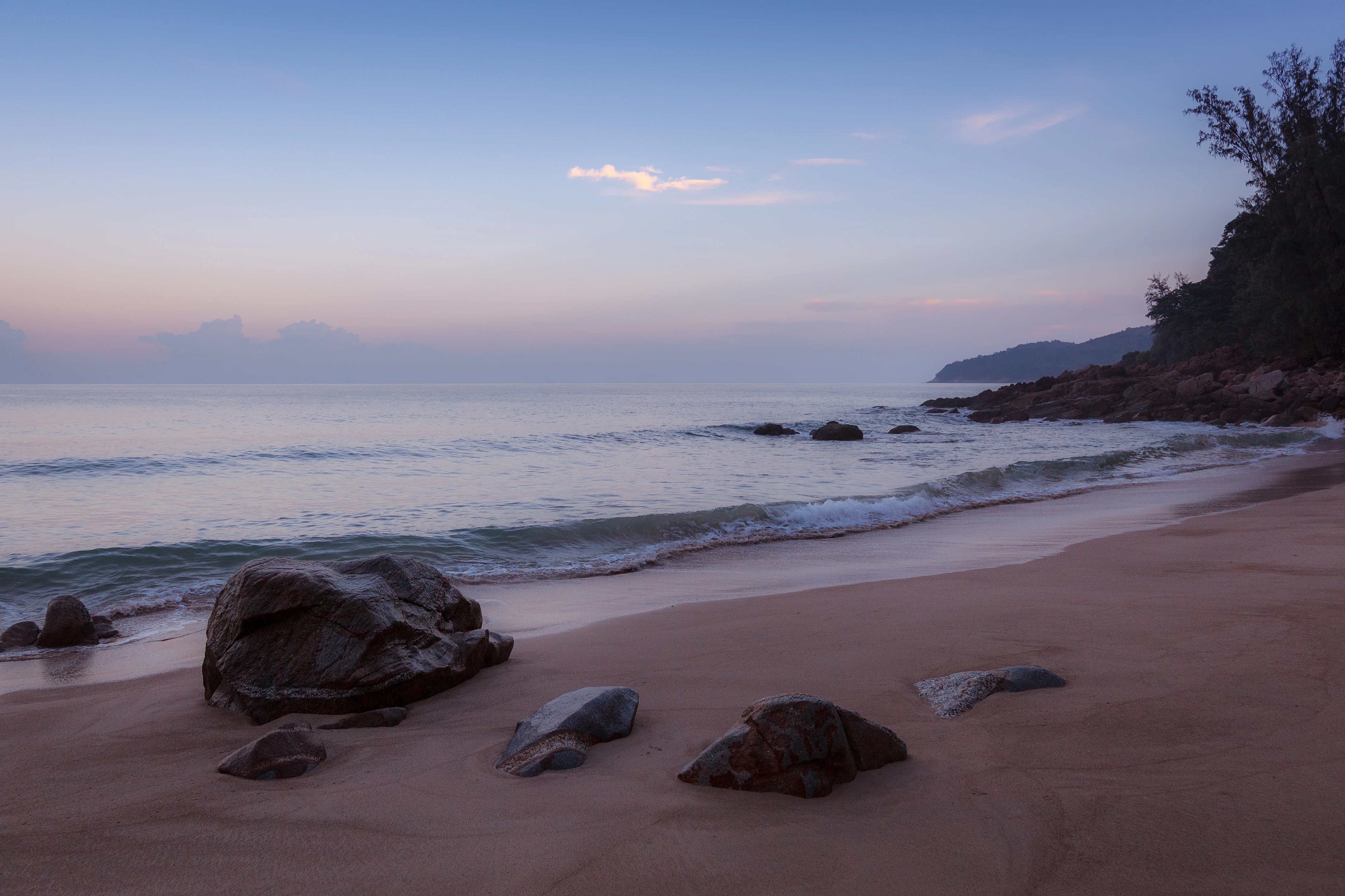 Banana Beach na wyspie Phuket w Tajlandii o świcie