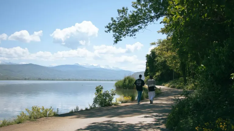 Trasa spacerowa nad jeziorem w Ioanninie