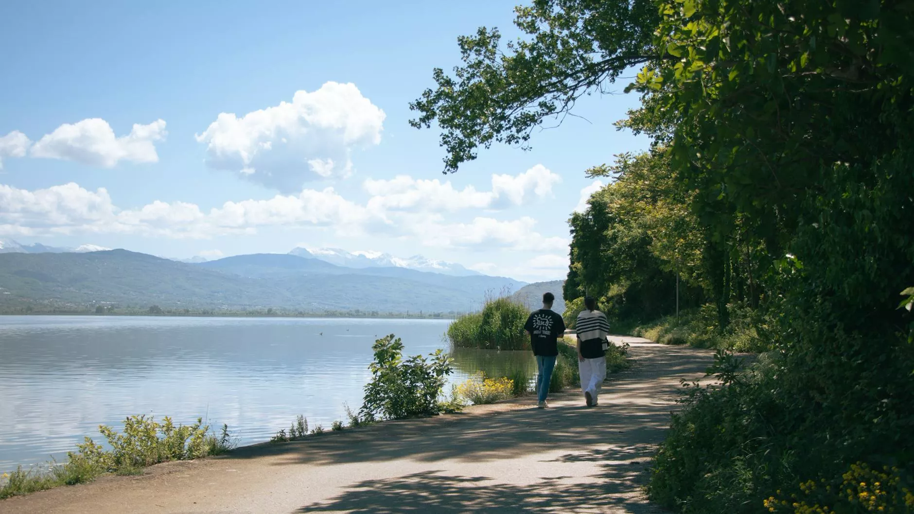 Trasa spacerowa nad jeziorem w Ioanninie