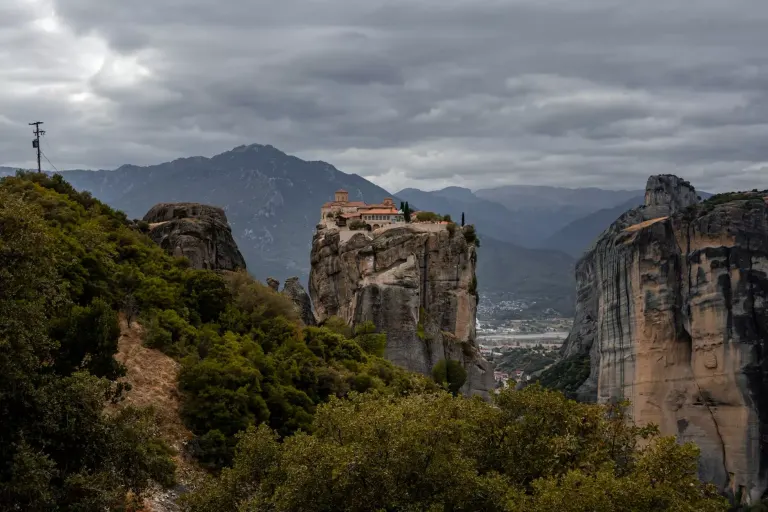 Monasteria na skałach Meteory o wschodzie słońca