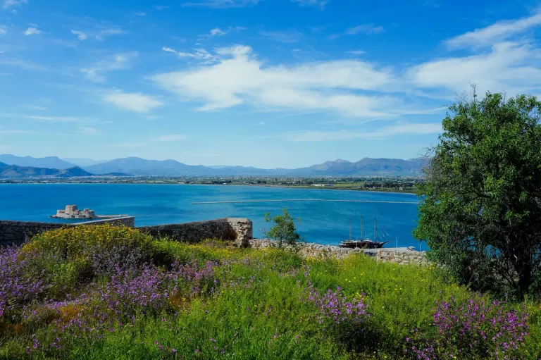 Forteca Bourtzi i kwitnące pola w Nafplio