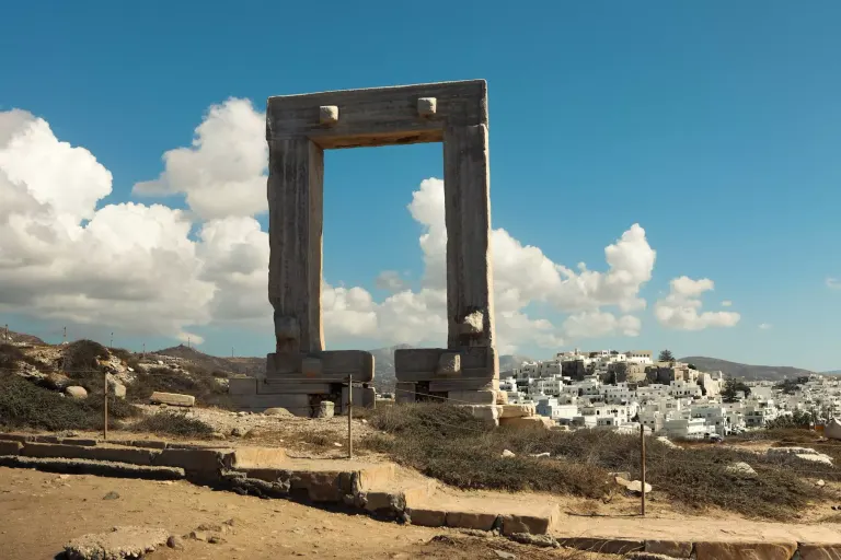 Portara na Naxos o zachodzie słońca