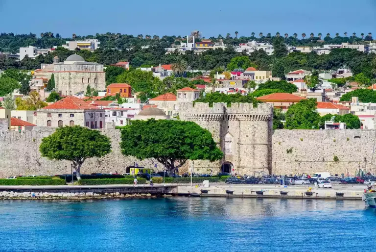 Kamienne mury i port na Starym Mieście w Rodos o złotej godzinie