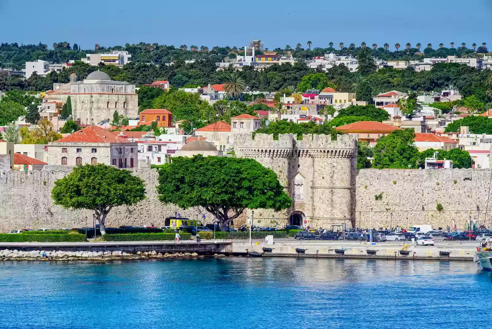 Kamienne mury i port na Starym Mieście w Rodos o złotej godzinie