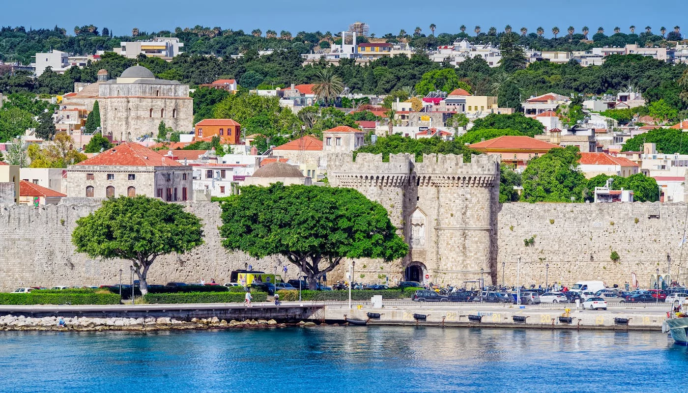 Panorama średniowiecznych murów i mariny w stolicy Rodos o zachodzie słońca