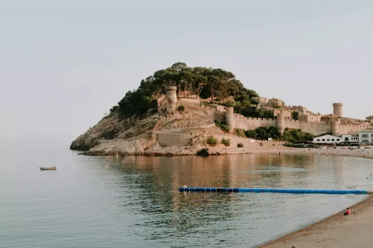 Klify Costa Brava z turkusową zatoką i szlakiem pieszym