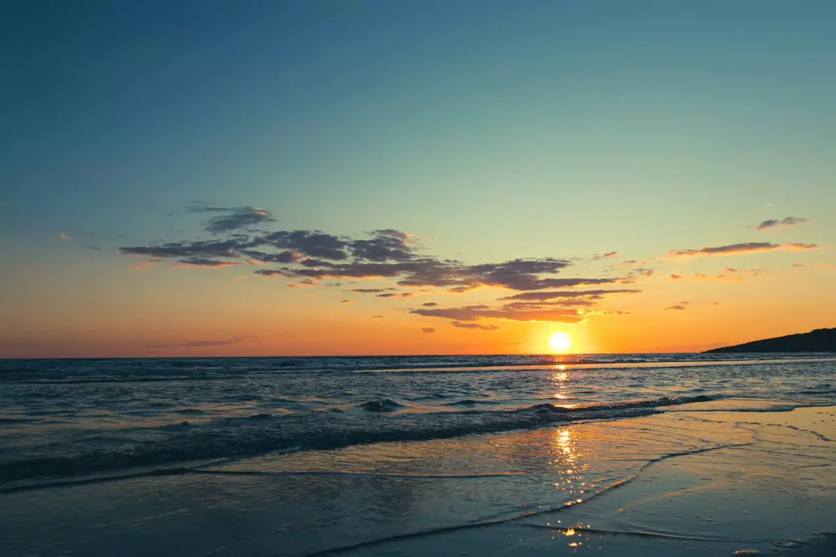 Zatoka na Majorce o świcie z piaszczystą plażą i spokojnym morzem