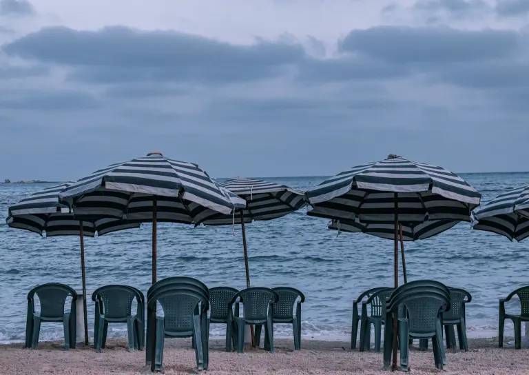 Parasole i leżaki na plaży w Marsa Alam